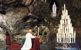 LA VIRGEN DE LOURDES 
11 de febrero

“Enséñanos a construir el mundo desde dentro: en la profundidad del silencio y la oración, en la alegría del amor fraterno, en la fecundidad insustituible de la Cruz “ 
  
Juan Pablo II 
Lourdes agosto 2004 

Cuídanos Madre , 
Tuyos siempre!!
