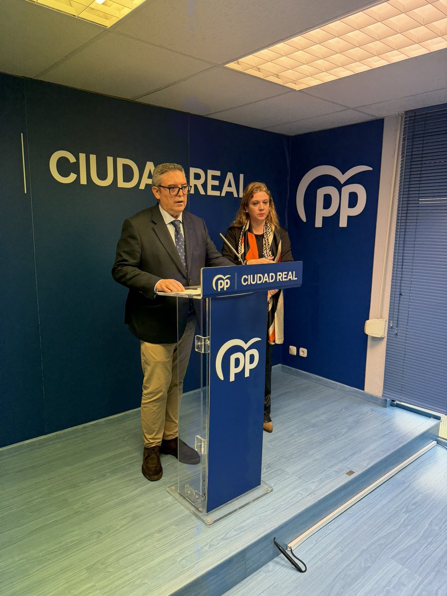 La plaga de conejos está arruinando a miles de agricultores.
Si la Junta declara emergencia en 364 municipios, que asuma su responsabilidad:
👉 o retira los conejos o indemniza.

Los seguros no responden y peligra la PAC.
Defender el campo es defender Castilla-La Mancha. 🌾