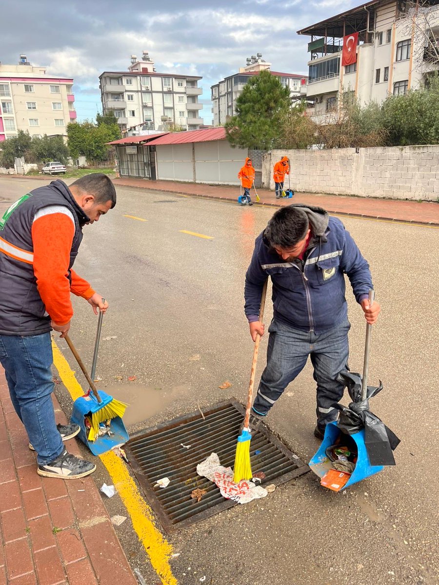Osmaniye’de iki gündür etkili olan ve şiddetini artıran sağanak yağışlar nedeniyle bazı bölgelerde ani sel ve su baskınları meydana gelmiştir. Belediyemiz; İtfaiye, Temizlik İşleri, Su ve Kanalizasyon Müdürlüğü ekiplerimiz ile diğer ilgili birimlerimiz koordineli şekilde sahada