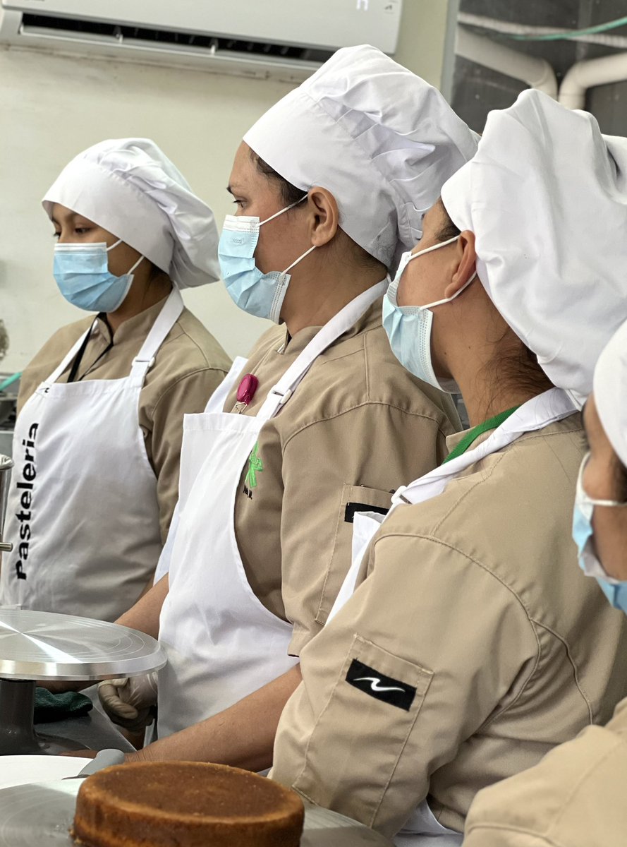 SENAPutumayo's tweet photo. 👨‍🍳 Manos a la obra: formación técnica de calidad

Así se viven las jornadas de práctica en nuestro centro de formación. Los aprendices de Pastelería fortalecen sus destrezas y habilidades, preparándose para endulzar el mercado laboral y emprender con sello de calidad SENA. 🎂 https://t.co/i5QZ7LNtju