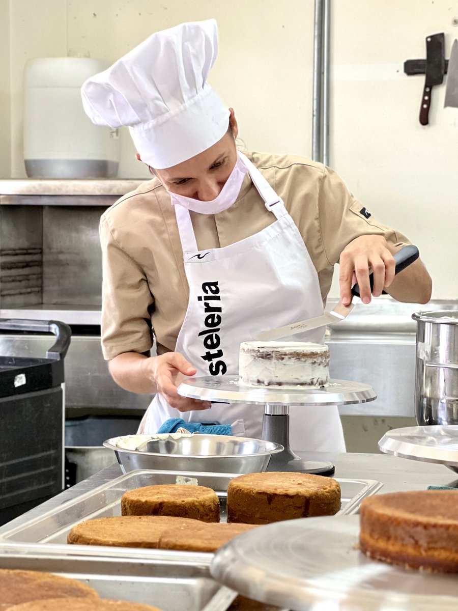 SENAPutumayo's tweet photo. 👨‍🍳 Manos a la obra: formación técnica de calidad

Así se viven las jornadas de práctica en nuestro centro de formación. Los aprendices de Pastelería fortalecen sus destrezas y habilidades, preparándose para endulzar el mercado laboral y emprender con sello de calidad SENA. 🎂 https://t.co/i5QZ7LNtju