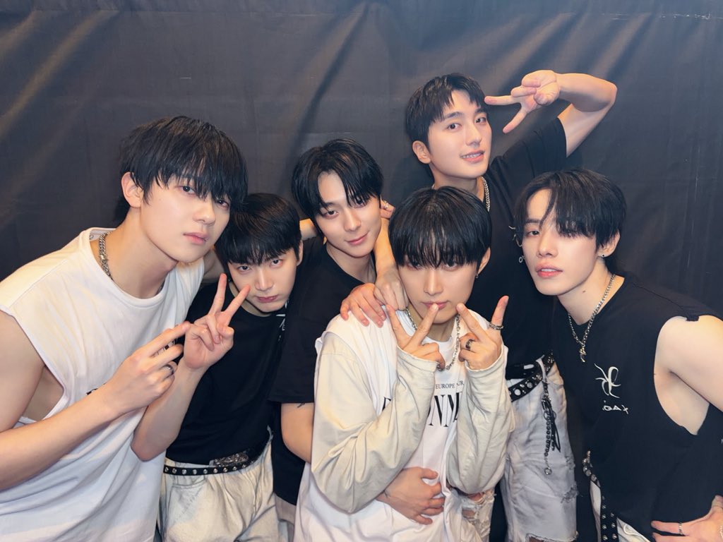 [📸]

2026 OMEGA X EUROPE TOUR IN PARIS 🇫🇷✨
첫 공연의 뜨거웠던 열기 잊지 못할 거예요, Merci! ❤️

#OMEGA_X #오메가엑스 
#OMEGA_X_RECONNECT