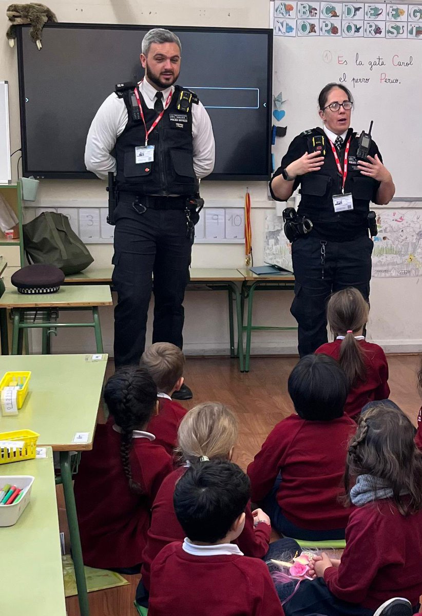 Canada_Blanch's tweet photo. 🚓👮♀️👮♂️ ¡Sirenas y Sonrisas en 1º de Primaria!
Recibimos a la Policía Metropolitana de Londres, que nos habló de su trabajo y de la importancia de la seguridad vial 🚦✨
#EducaciónVial #PrimaryS
@consejeriauk
@AccEducativaExt https://t.co/uUMrm95dlG