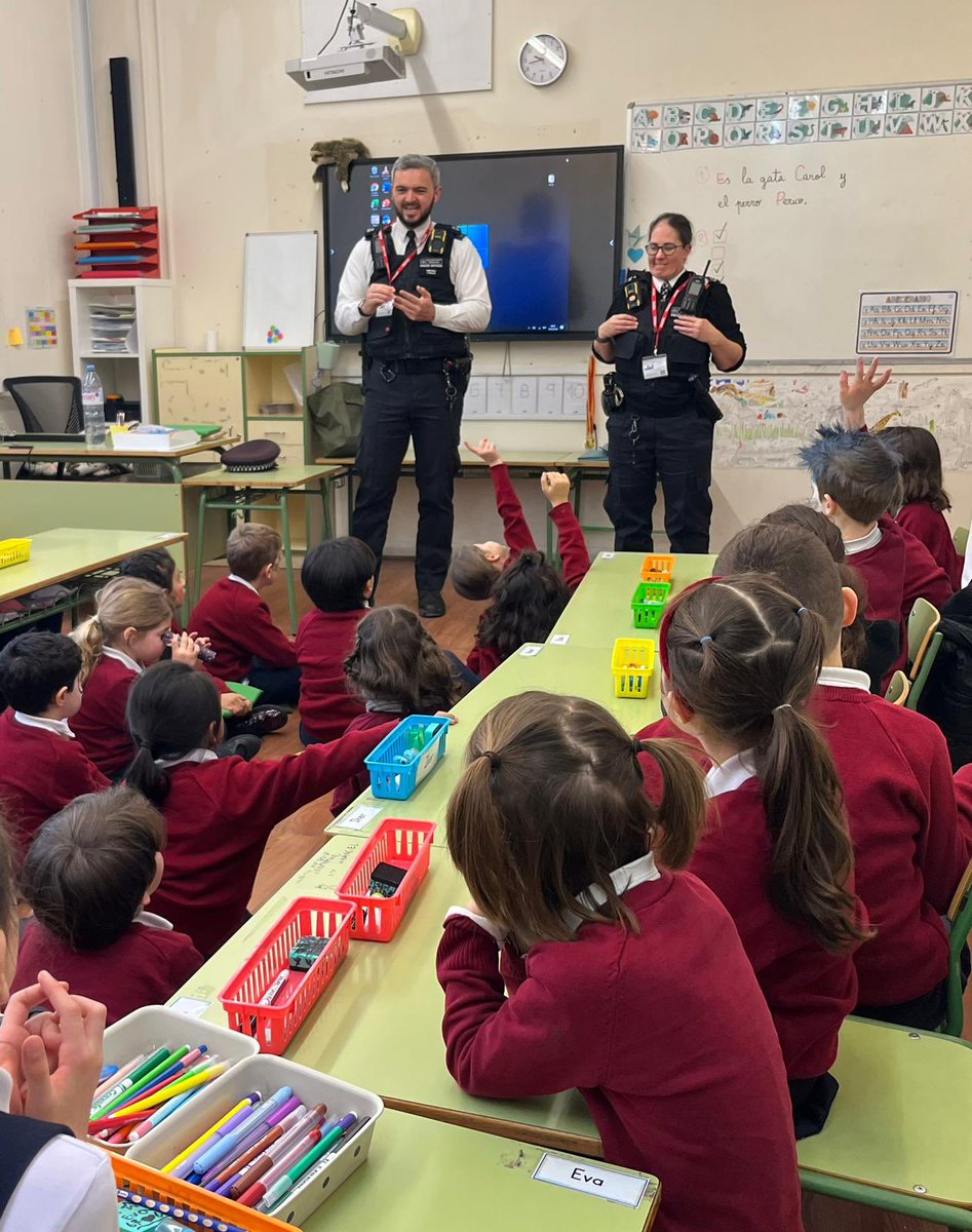 Canada_Blanch's tweet photo. 🚓👮♀️👮♂️ ¡Sirenas y Sonrisas en 1º de Primaria!
Recibimos a la Policía Metropolitana de Londres, que nos habló de su trabajo y de la importancia de la seguridad vial 🚦✨
#EducaciónVial #PrimaryS
@consejeriauk
@AccEducativaExt https://t.co/uUMrm95dlG