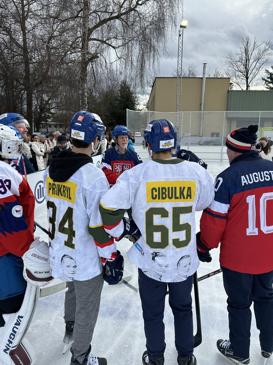 Prezident vyjádřil prosbu zahrát si s hráči nejlepšího týmu světa, tedy <a href="/HC_Motor/">Banes Motor České Budějovice</a>. Tak jsme tady ;)