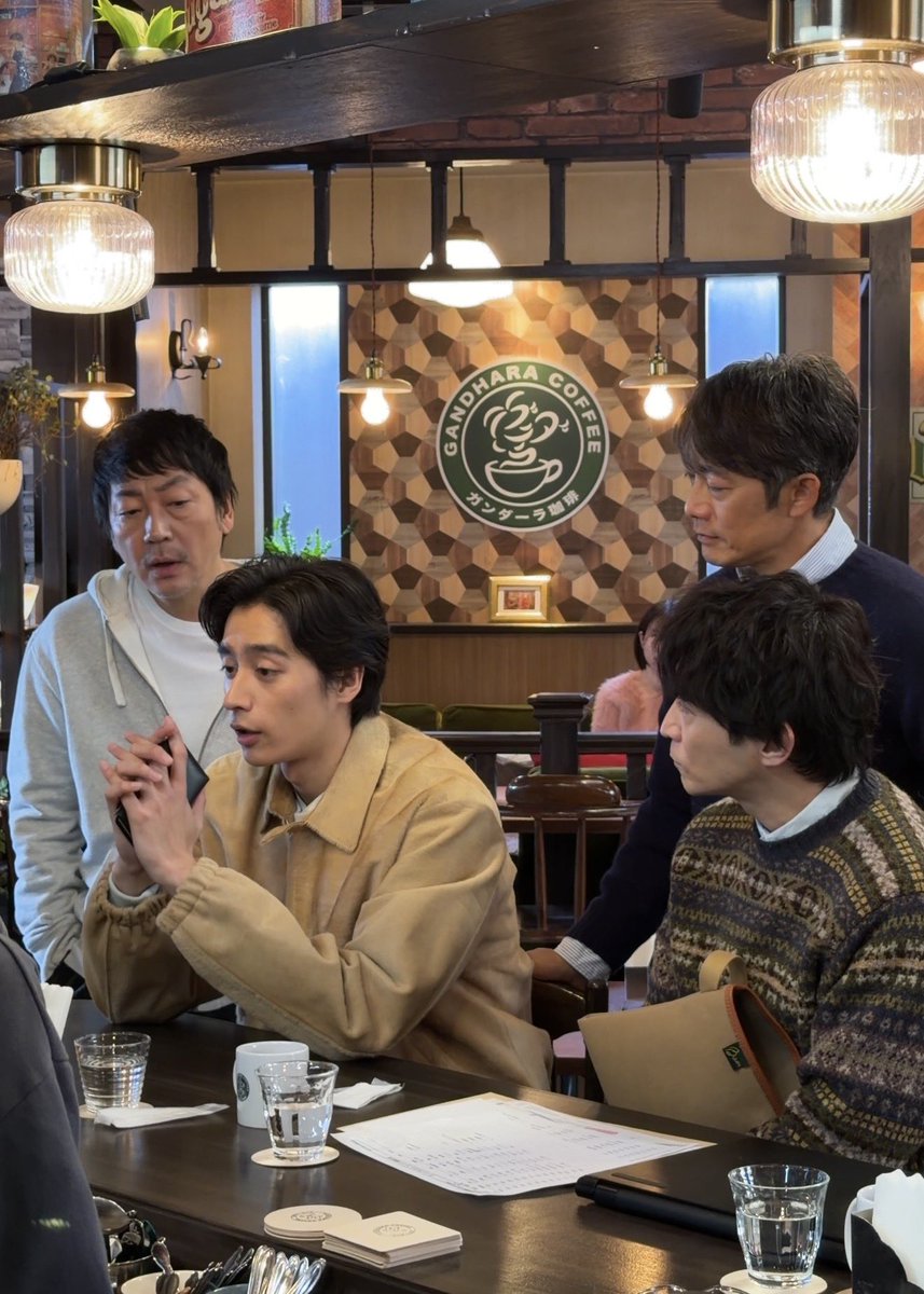 🛸▰▰▰▰▰
【第𝟱話】只今絶賛放送中
#ラムネモンキー ▰▰▰▰▰

ガンダーラ珈琲で
失踪事件について調べる
雄太・肇・紀介！

白馬・鶴見巡査と共に
真犯人の手がかりを
掴むことはできるのか…

引続きお楽しみください☕️
tver.jp/series/srbhgsp…