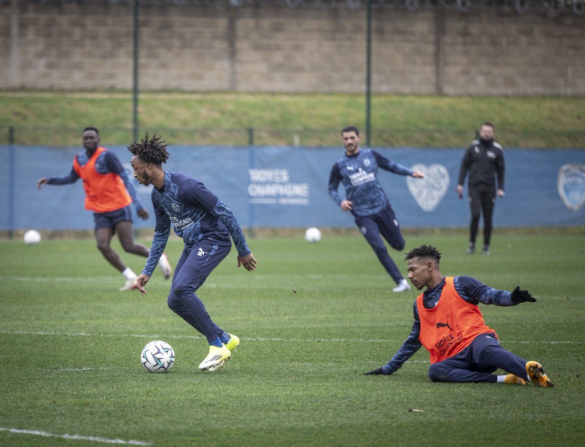 𝑭𝒐𝒄𝒖𝒔 𝒔𝒖𝒓 𝑩𝒂𝒔𝒕𝒊𝒂 💪

Nos Bleu et Blanc sont de retour à l'entraînement, pour préparer leur déplacement sur l'Île de Beauté !🔥

#TeamESTAC 🔵⚪️