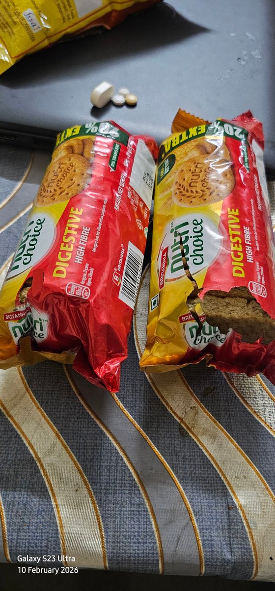 sandycool2711's tweet photo. Hope FSSAI TEAM IS GETTING COMMISION TO PERMIT Blinkit for Rat Bitten product supply. @fssaiindia @letsblinkit @HelthMinistry @britanniaind @BritanniaIndLtd https://t.co/8hpw122ZOD