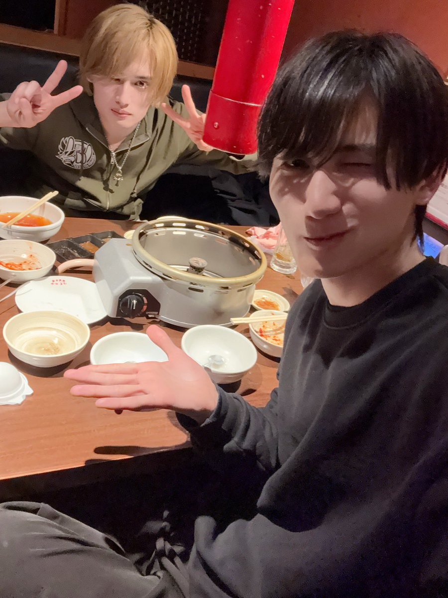 ライブ終わりに海斗くんと焼肉行ってきた！
今から筋トレして風呂入ってTikTok配信23:30頃からやるー！！
写真はもちろんごちそうさまのあと😎