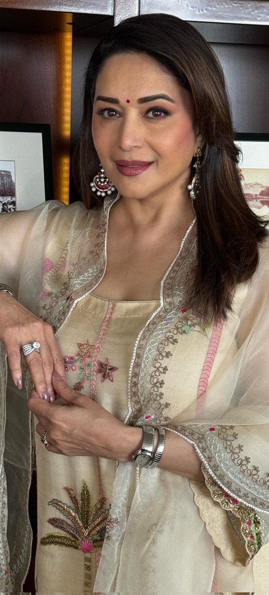 luvisRekhaji tweet media