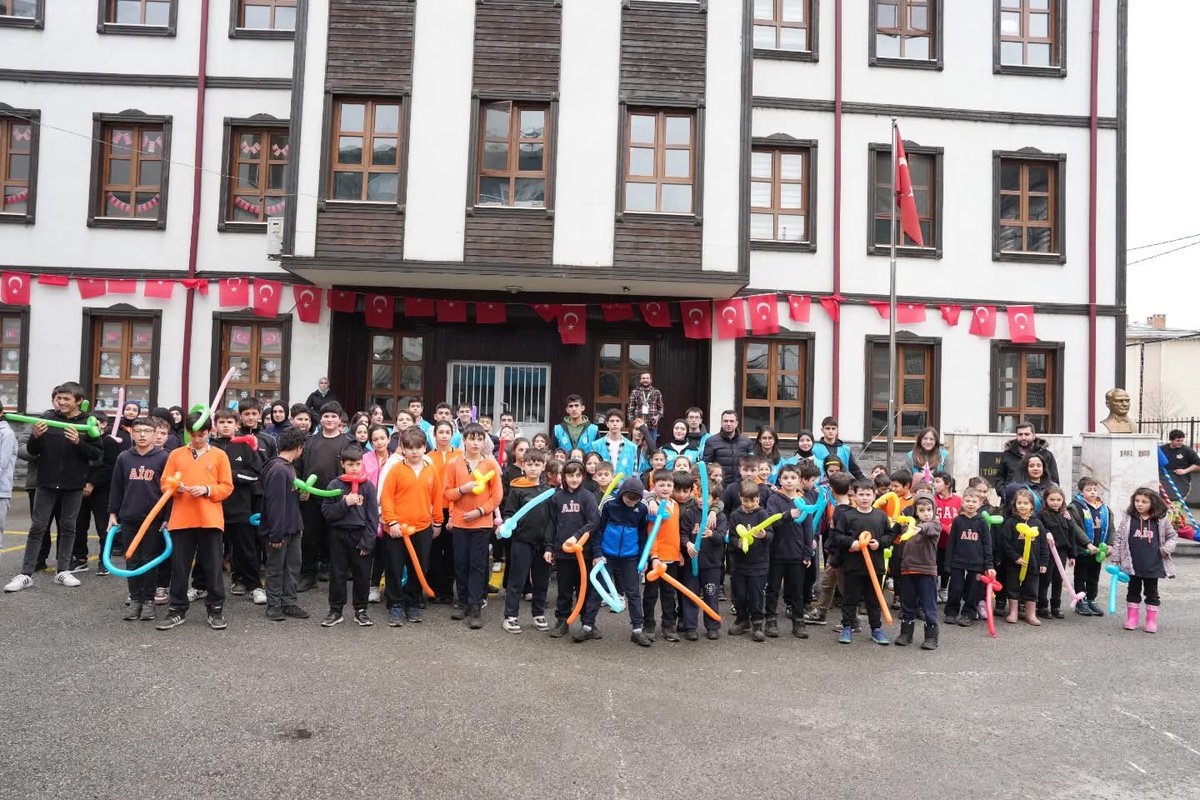“Minik Yürekler Kocaman Gülüşler” isimli etkinlik programımıza Rize Merkez Ambarlık İlk - Ortaokulunda devam ettik.