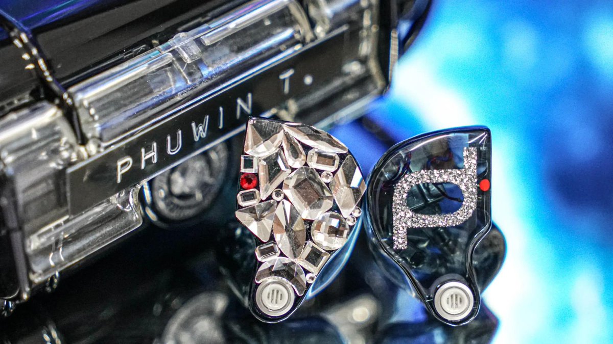 ห้ะ อย่างโดนเส้น แกลมไม่เผื่อ เพชรประดับเต็มพื้นที่ฝั่งเดียวละอีกข้างเน้นกลิตเต้อโลโก้เลย เทสจัด ปกติดูอินเอียไม่เปนอะรุ้สึกว่าก้สวยดีเหมือนกันหมด แต่อันนี้คือๆๆไอเจี้ยยย สวยมาก TT