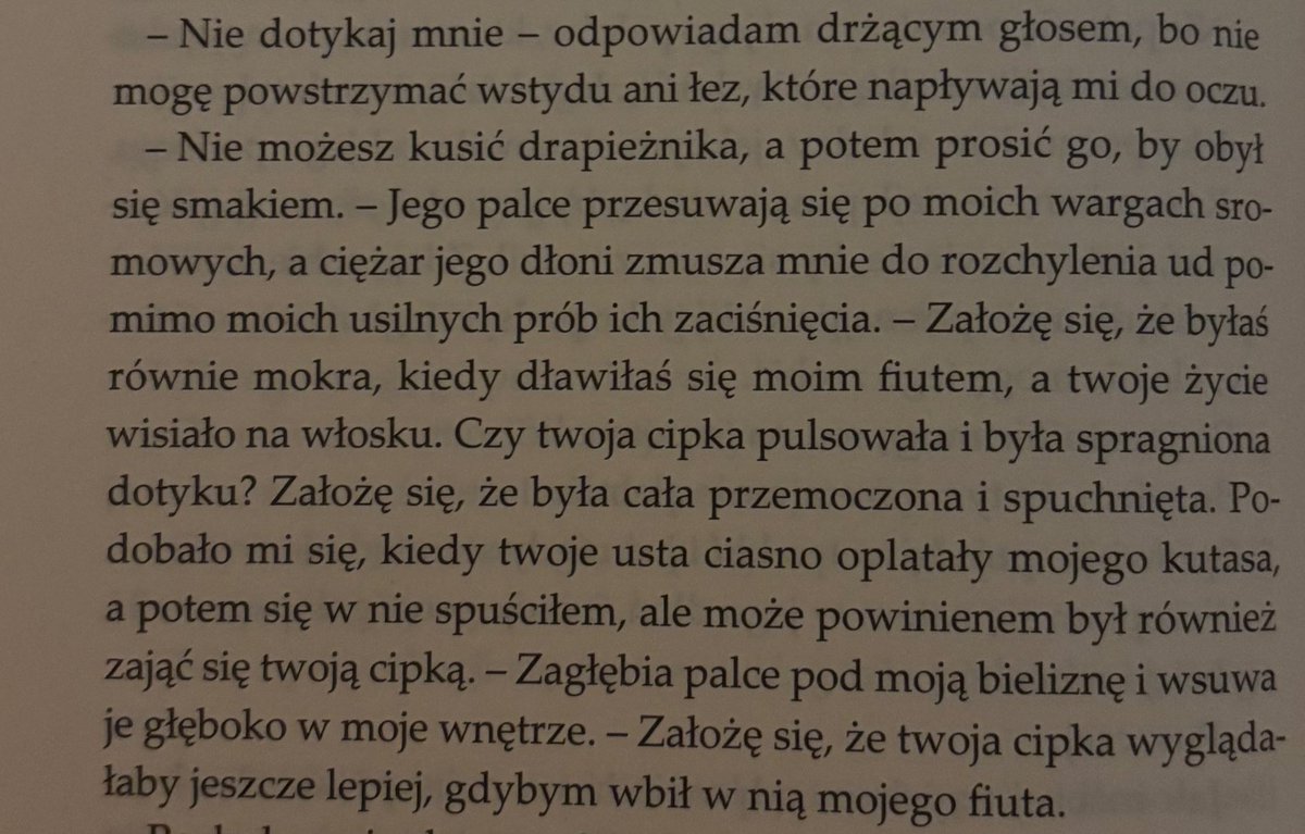 ET3RNALLYREADS's tweet photo. czytajac te ksiazke chcialo mi sie rzygac bo nie jestem w stanie pojac jak mozna napisac takiego bohatera w romansie. rozumiem gatunek dark romans ale nie na tym to polega. sa pewne granice ROMANSU a tu zostala przekroczona kazda https://t.co/F4NMqCEbYa
