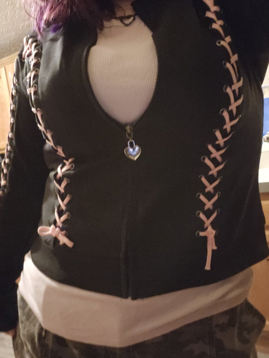 skooma2341's tweet image. this jacket was designed specifically to k*ll your abuser(s) in 🥰

ain't that right? @dollskill

#dollskill