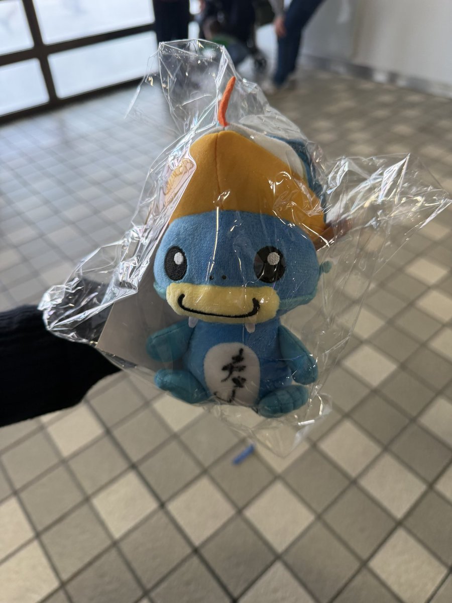 sy_e285's tweet photo. 📍ボートレース琵琶湖
2026年入ってすぐ現場あって幸‼️
小池徹平 さま ほんとにキラキラしてて大好き‼️キモがられてませんように🙏
サイン入りのぬいぐるみ くじで一般のお客さんもいるのにほとんどファンの人に当たってて小池徹平さま くじ運神😇✨‼️
みんなはっぴー！！ https://t.co/4uTZAiRzpt