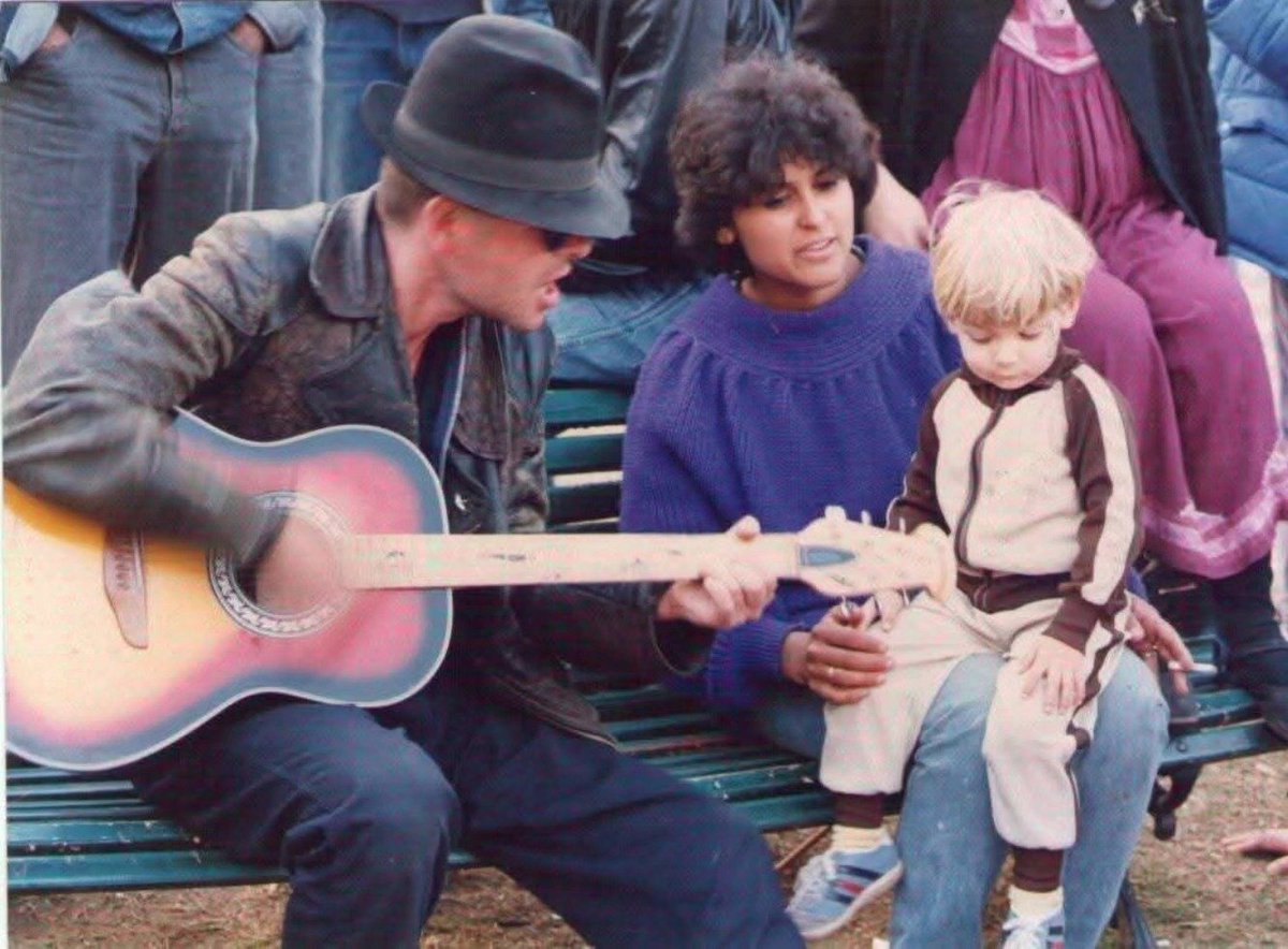 Acabo de ver en FB estas fotos de Luca que según el posteo fueron encontradas hace más de diez años cuando estaba tiradas en un container. Qué le estaría cantando?
facebook.com/profile.php?id…