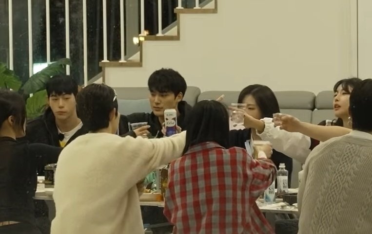 Biubiuislove2's tweet photo. Goeun hyunwoo always next to eachother during photoshoot even in reunion .what is happening

#singlesinferno5 #singlesinferno https://t.co/u9RRsbHetX