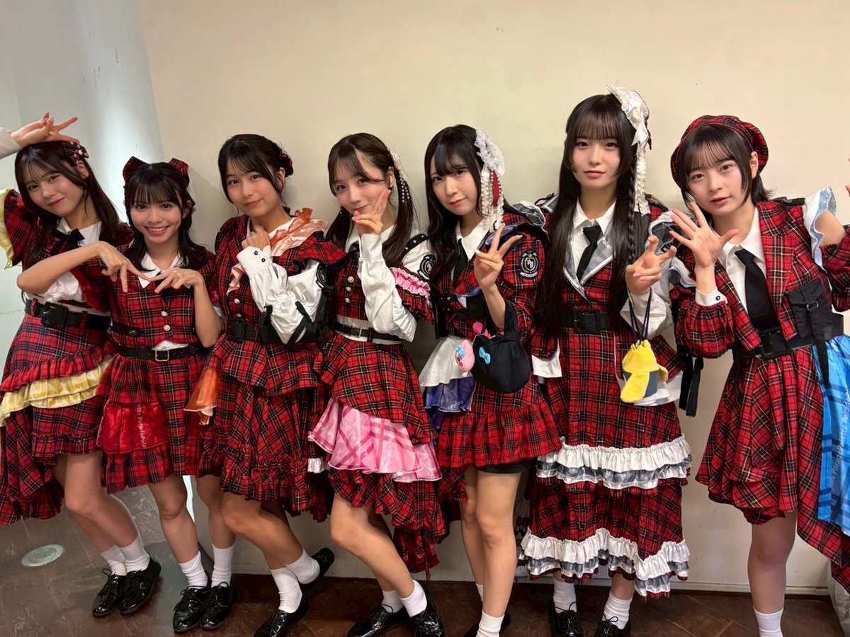 速報 】 明日のライブは… ＼赤チェック衣装（過去衣装）／です