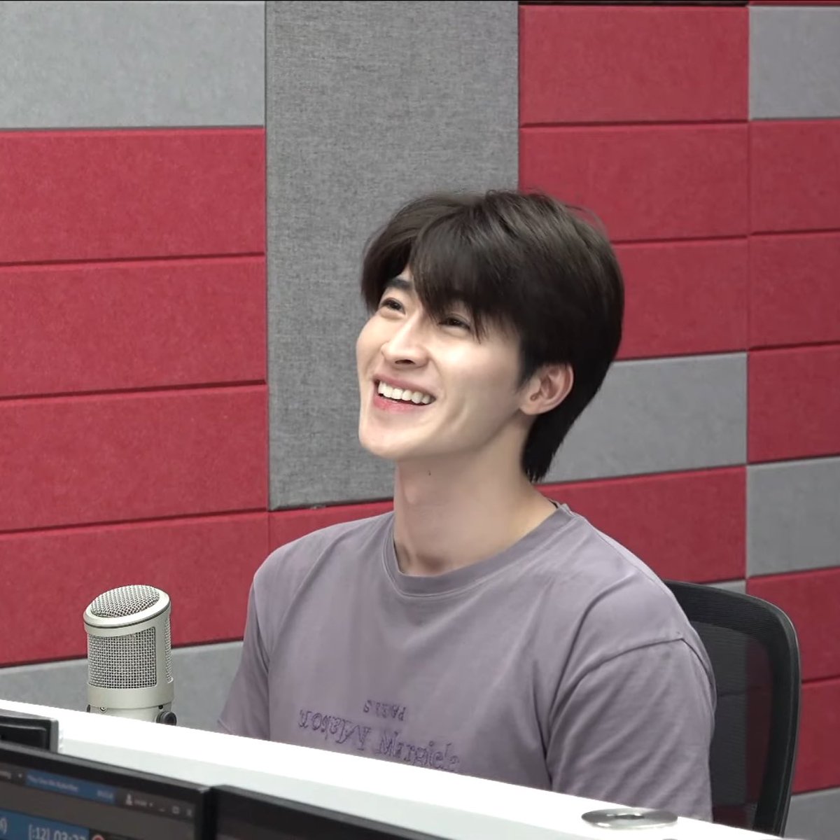 พูดถึงงาน                                                          พูดถึงพี่เตน