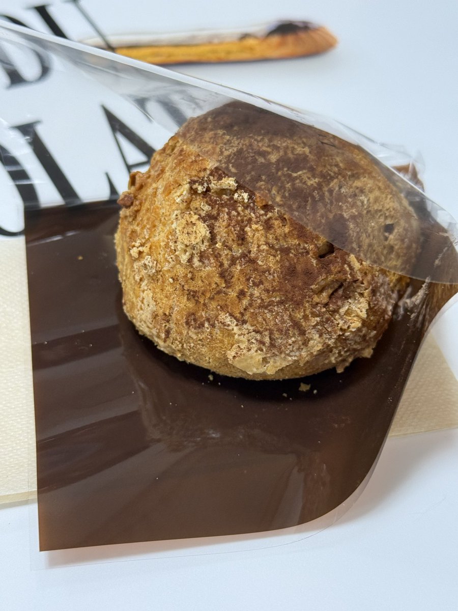 setton_chocolat's tweet photo. ル ショコラ ドゥ アッシュさん
チュンチョ マンゴーパッション

昨日食べてきたマンゴーパッションのシュークリーム。とろっと溢れてくるマンゴーパッションの華やかで柔らかい酸味と、もったり軽いチョコクリームのまろやかさが合わさって美味しかった！ペロリでした！ https://t.co/r8mORg7jMm