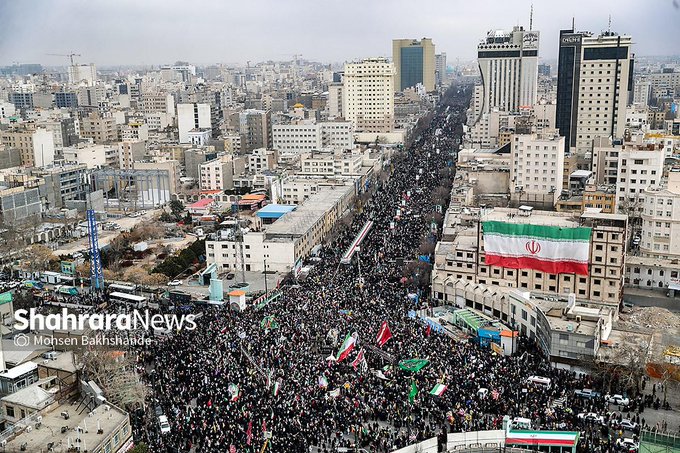 امسال به خاطر امتحانای حضوری ارشد، راهپیمایی ۲۲ بهمن رو مشهد نبودم و در تهران توی معتبر‌ترین رفراندومی که یه کشور میتونه برگزار کنه، شرکت کردم؛ اما همشهریا تو مشهد هم سنگ تموم گذاشتن:)

تصویر خیابان امام رضا با عرض ۴۵ متر😏

#۲۲بهمن 
#الله_اکبر 🇮🇷