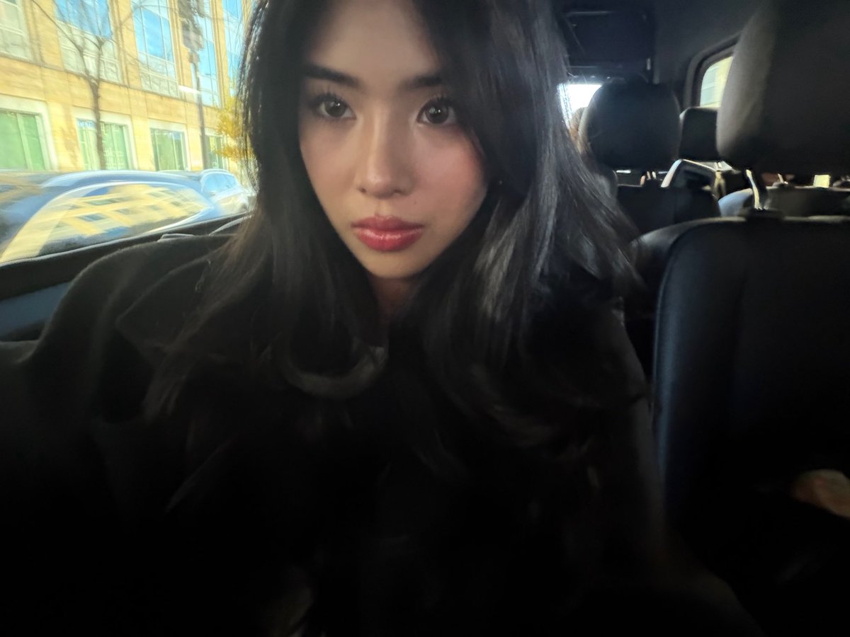 sophiadokatseye's tweet photo. this woman MASTERS the art of taking car selfies https://t.co/CE83RJt1Cq
