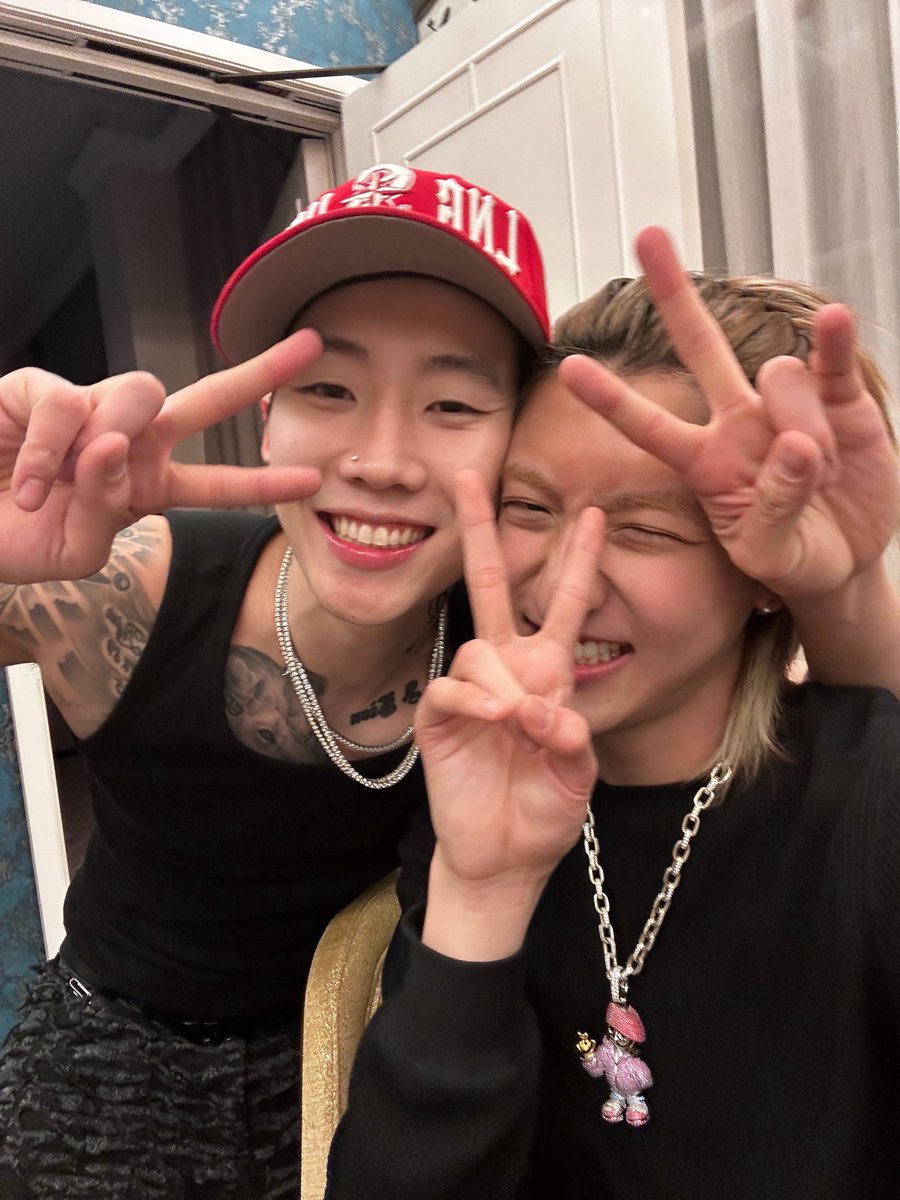 อยู่กับเพื่อน                                         อยู่กับลูก