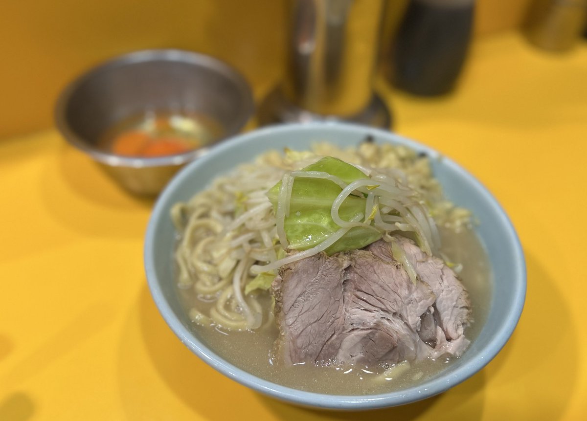 ラーメン二郎 八王子野猿街道店 ２

・Na
・しょうが
・生たまご
・バター

マイルド乳化スープと優しい塩味
キャベツ多めでいつもより柔らかめのヤサイが良かったです。
ごちそうさまでした！
