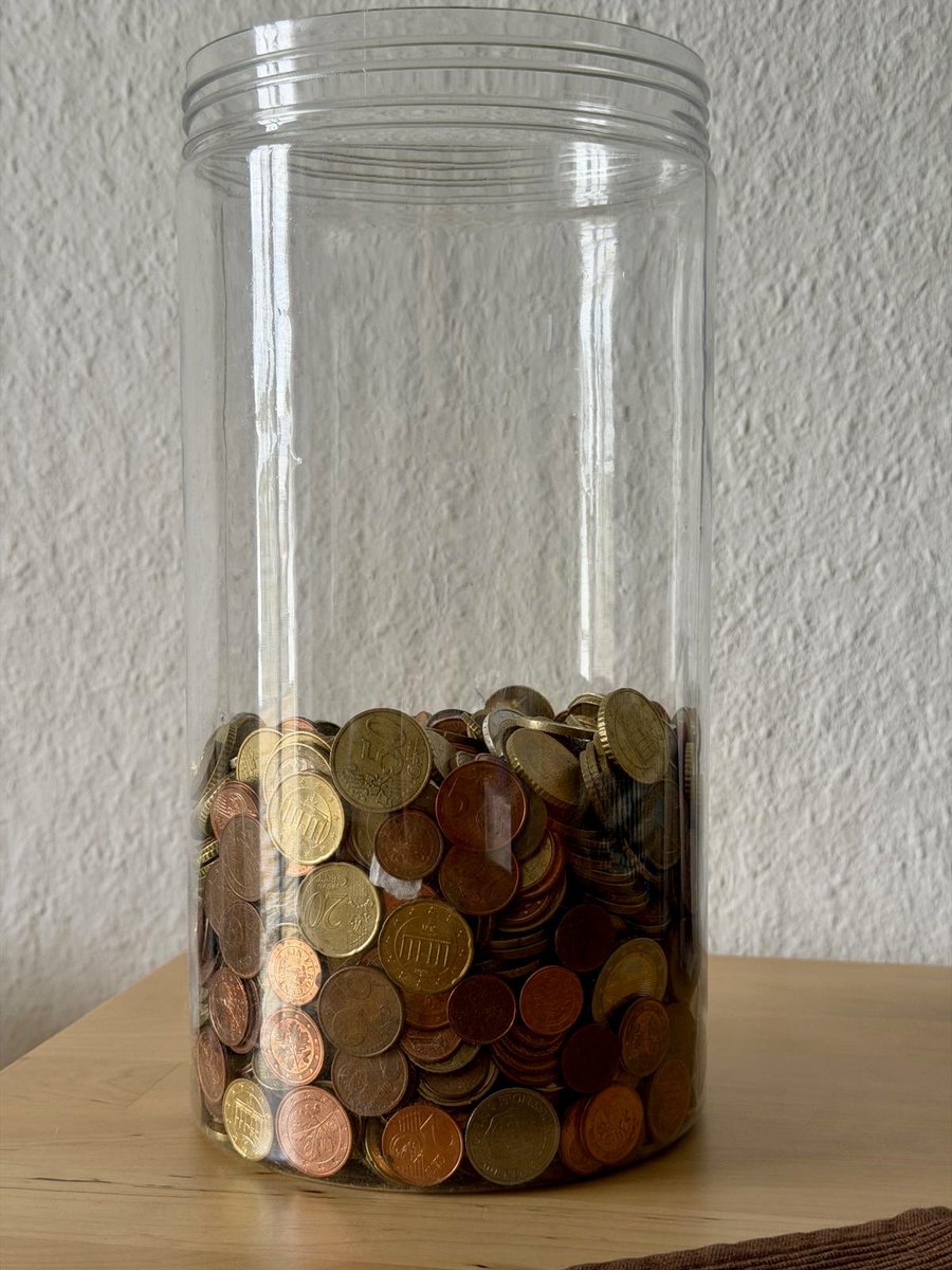 #Gewinnspiel. Du sagst mir wieviel Kohle sich in dem Glas befindet. Zusätzliche gibts ein Retweet und ein 💖.  

Wer nicht drüber liegt, und am nächsten dran ist bekommt ein originales #AppleWatch Nike SportLoop. Der Rechtsweg ist ausgeschlossen. Die Auflösung gibts am Freitag um