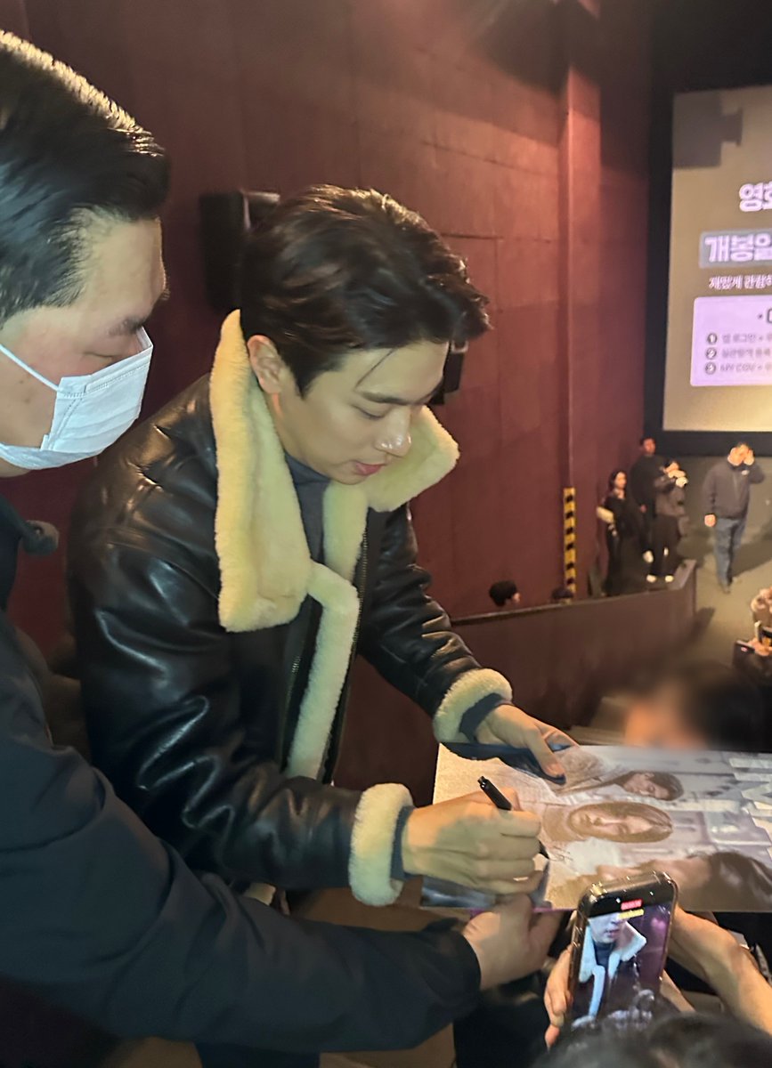 movie_n_NEW's tweet photo. 속보) 영화 #휴민트 정보 유출
배우들이 영화 의상 입고 무대인사 빛내고 가...🔆

<휴민트> 절찬상영중

🔗지금 예매��기 : https://t.co/phdfoo8pJx
 
#영화 #휴민트 #절찬상영중 https://t.co/jMN81enij1