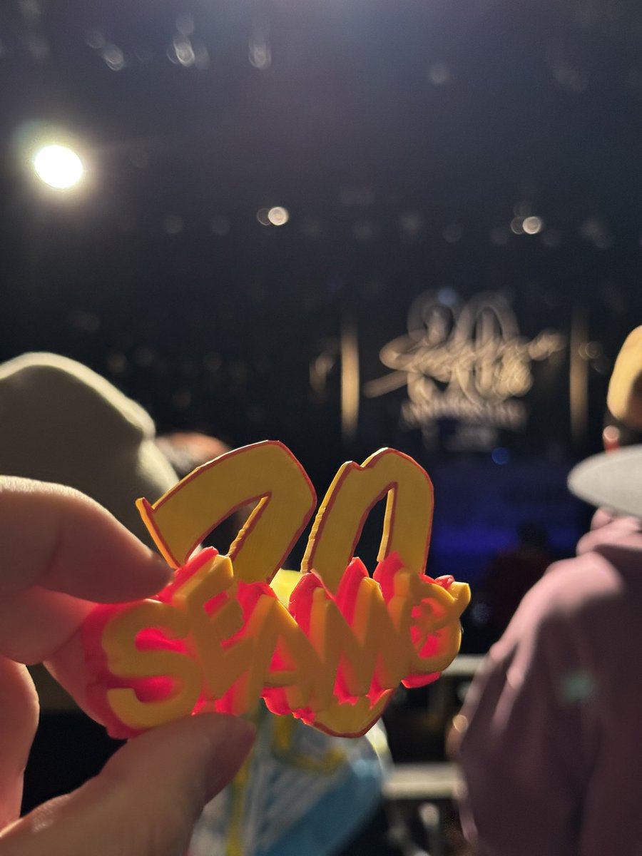 mihimaruGT520's tweet image. ファーストアルバムのロゴを3Dプリントした記念品。20という数字が入っています。まさか選ばれるとは思っていませんでした（笑）。いつも中国から彼らのコンサートを見に来て、ついでに数日観光もしています。ライブで披露される曲はどれも大好きです。
3月22日 マタアイマショウ 
#SEAMO #20th