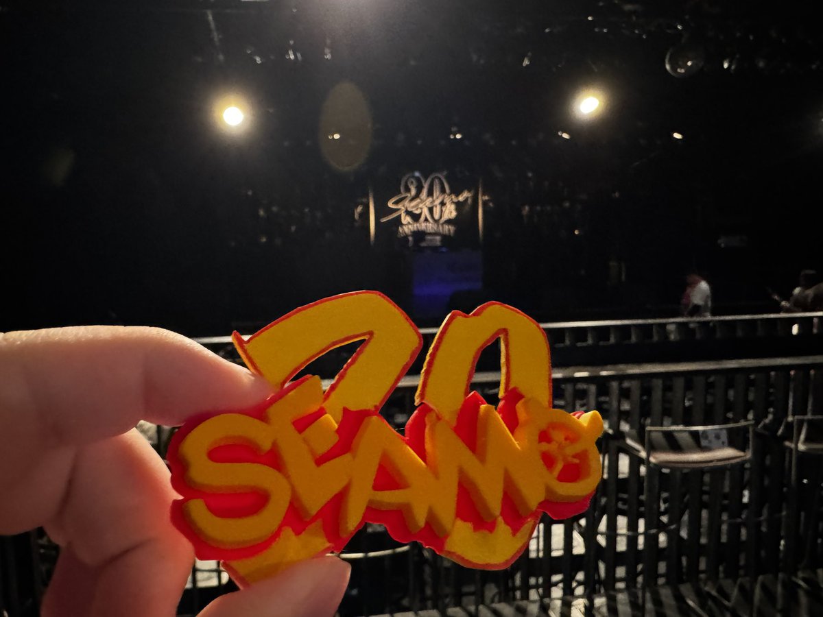 mihimaruGT520's tweet image. ファーストアルバムのロゴを3Dプリントした記念品。20という数字が入っています。まさか選ばれるとは思っていませんでした（笑）。いつも中国から彼らのコンサートを見に来て、ついでに数日観光もしています。ライブで披露される曲はどれも大好きです。
3月22日 マタアイマショウ 
#SEAMO #20th