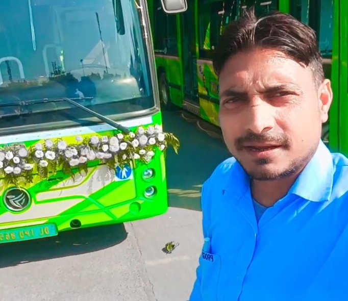 दो दिन पहले दिल्ली की मुख्यमंत्री रेखा गुप्ता जी ने 500 EV बसों को हरी झंडी दिखाई थी !

दिल्ली के एक बस डिपो कर्मचारी ने वीडियो बना कर बताया कि 500 बस दिखाने के लिए 8 पुरानी बस उसकी डिपो से गई थी , जो अब सज धज कर वापस आई हैं !

अगर एक डिपो से 8 बस गई थी तो और डिपो से पता नहीं