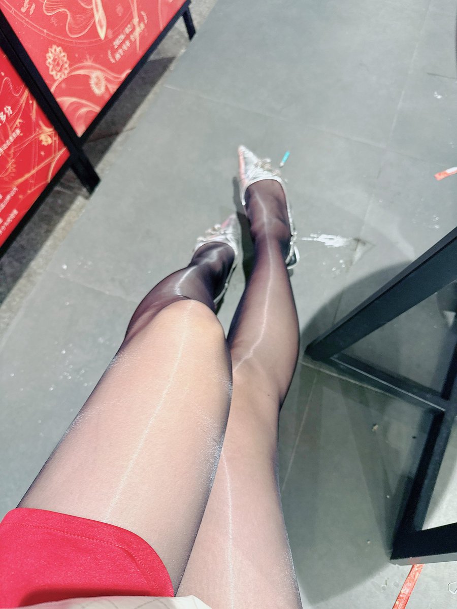 出来露个脸做个活动吧，不然没人记得我了，2026年第二期。我要涨粉涨粉涨粉，评论点赞转发本条推特，我要抽一个幸运儿送丝袜，快来参与转发吧～ (我会连续做30期转发抽奖送丝袜活动～)#原味 #原味内衣 #原味内裤 #肉丝 #黑丝 #萝莉 #足控 #腿控 #腿玩年 #原味黑丝  #福利 #原味棉袜绫