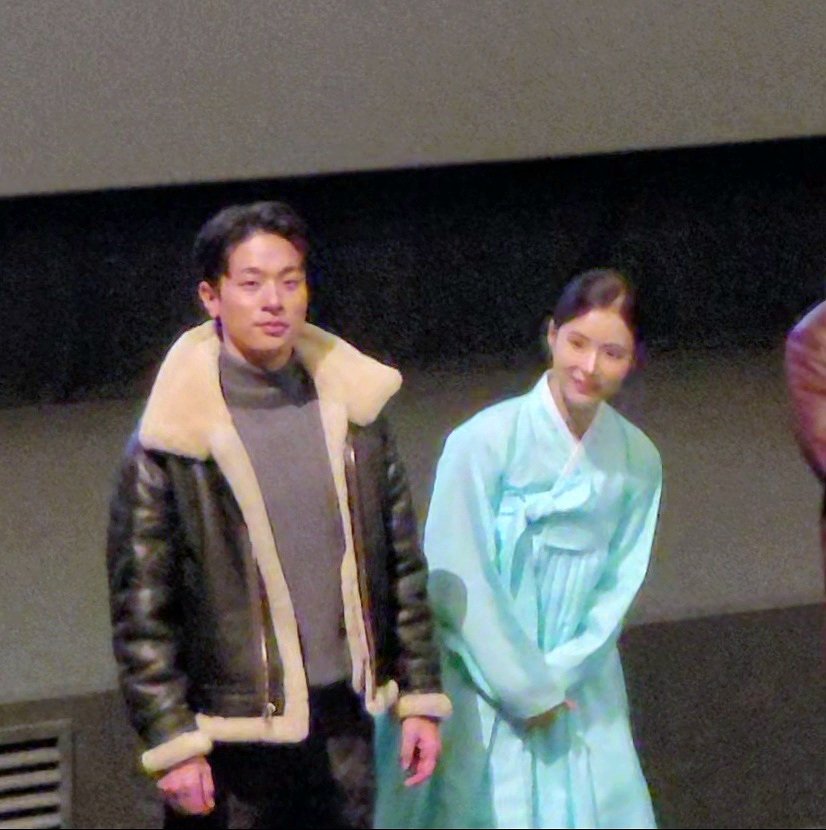 이왕 옷 착장 입은 김에
박건선화 셀카 찍으셨기를.....
그런게 원래 또 먹히거덩요
토끼같은 신부 얻어서 뿌듯한 박건
표정 봐라 자기 신부 예쁘죠 자랑하고 싶은 신랑 무드다