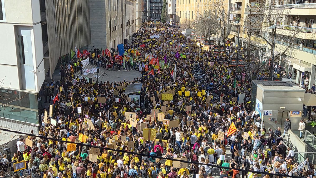 ⚠️ Massiva i històrica mobilització de la comunitat educativa de Catalunya. Els docents han dit prou de manera contundent al menyspreu del govern. Ràtios més baixes, més recursos i sous dignes! #VagaEducativa