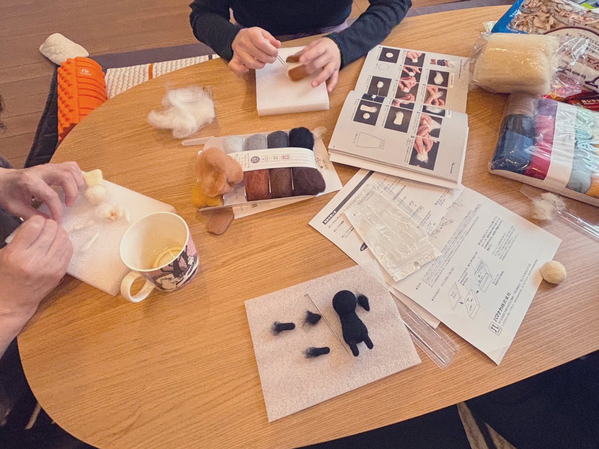 1caaa's tweet image. 恋人のお家でみんなで羊毛フェルトの会を先週からやってて楽しい◎