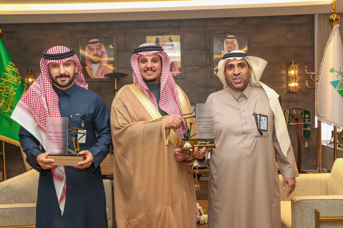 • تكريم

كرّم سعادة أمين منطقة حائل م. سلطان بن حامد الزايدي، رئيس بلدية الوسط أ. متعب بن فهد العنزي وفريق العمل، بمناسبة تحقيق جائزة الحكومة الرقمية في فئة الشمولية الرقمية عن مبادرة «عونك»، تقديراً للجهود المبذولة في تعزيز الوصول للخدمات الرقمية وتمكين المستفيدين.

📸 |