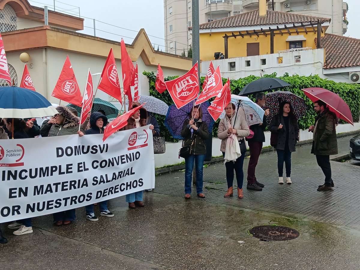 iujerez's tweet photo. 📅  Hoy nos hemos concentrado con los trabajadores de la residencia Domusvi.
🗣💥 Los trabajadores han denunciado nóminas sin regularizar, turnos de hasta seis días consecutivos, horas complementarias que no se computan correctamente y festivos trabajados que no se compensan https://t.co/wzYpB7W4Lf
