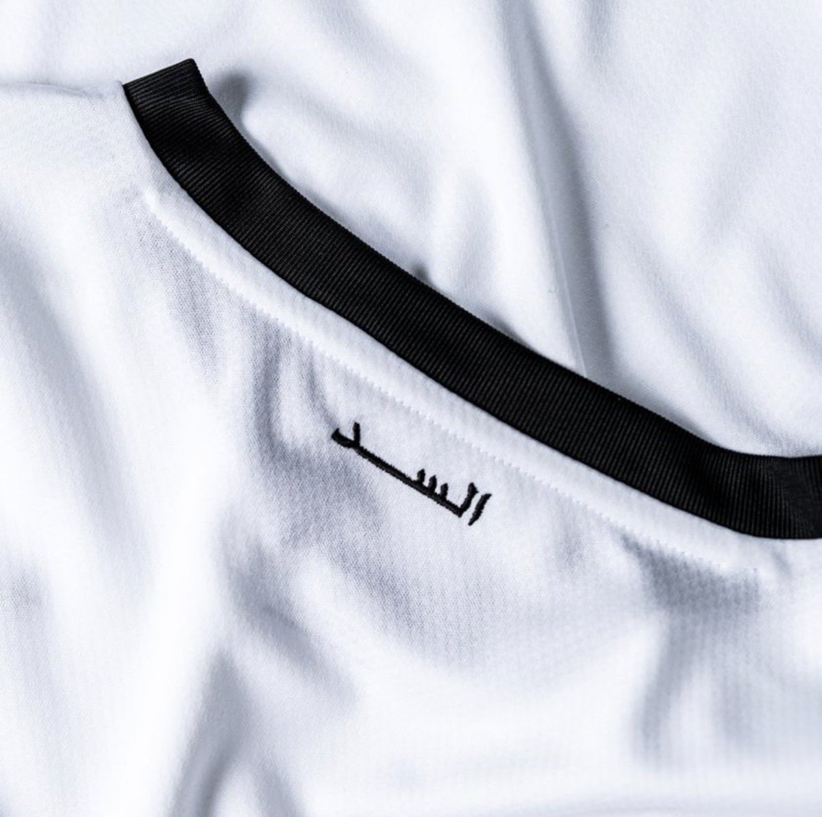 📝 معلومه مب مهمه 
اسم #السد اللي تشوفه كمثال على الارقام او التيشرت او الباص او الاعلام او السكارفات او او او.
هو مكتوب بنفس الخط والرسم المكتوب به في شعار النادي الرسمي ، اي انه جزء من شعار النادي اساساً 😎.