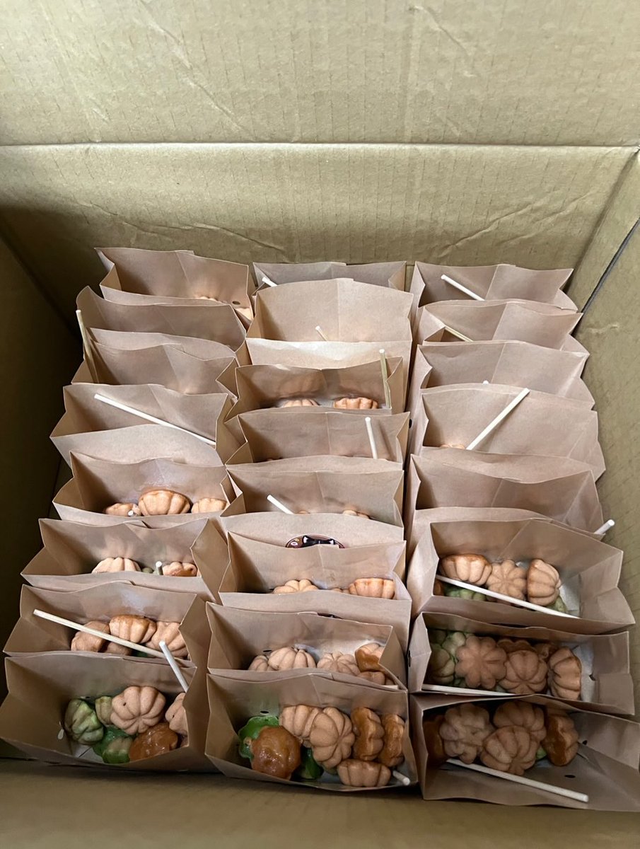 [260211]
taiwanahmafor__janeyeh ins 更新

有朋自遠方來。
謝謝劇組再次給 Ahma Team 一個送上點心的機會。
這一次，我們特地準備了來自泰國的小點心-香蘭甜糕，
把最真誠的感謝，化成一份熟悉而溫暖的味道。
謝謝劇組在拍攝過程中，
以無形卻細膩的方式，溫柔照顧著芷妤。

給 親愛的芷妤：