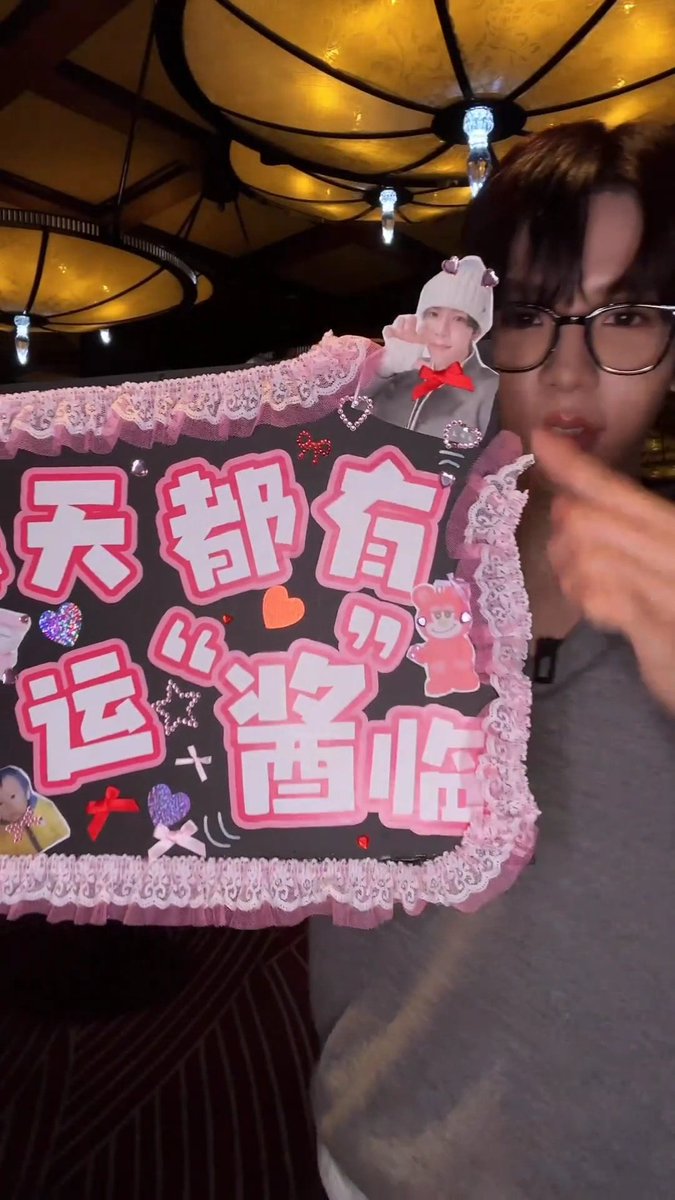 아 진짜 귀여워 ㅜㅜ
사진에 눈이랑 손가락에 스티커로 꾸며두고 아기타로랑 쌀알에 리본도 달아주고 넘넘 커여움😭