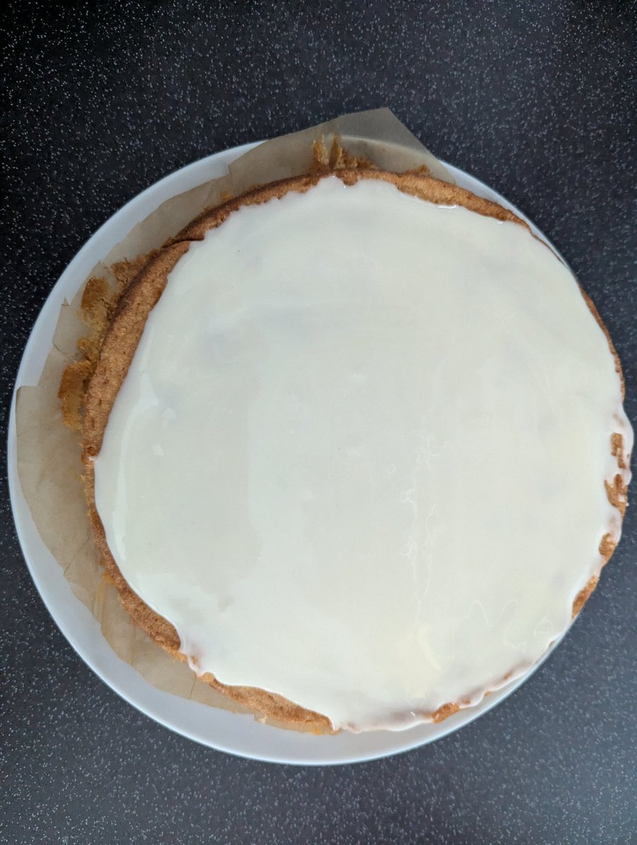 Made another lemon curd cake! This time I made a thicker icing and it seemed to work a lot better 🍋 🍰
