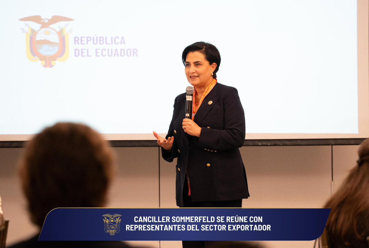 🇪🇨 La canciller <a href="/gabisommerfeld/">Gabriela Sommerfeld</a> mantuvo una reunión con representantes del sector exportador y @FedexporEc, donde reafirmó el compromiso de la Cancillería con la diplomacia productiva como eje para impulsar las exportaciones y atraer inversión al país.