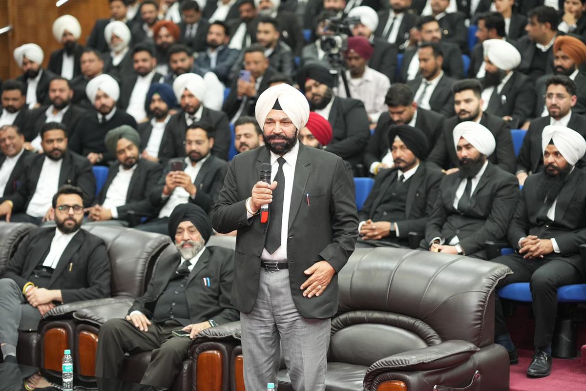 ਅੱਜ ਚੰਡੀਗੜ੍ਹ ਵਿਖੇ ਪੰਜਾਬ ਦੇ ਸਾਰੇ ਬਾਰ ਐਸੋਸੀਏਸ਼ਨ ਦੇ ਪ੍ਰਧਾਨਾਂ ਅਤੇ ਅਹੁਦੇਦਾਰ ਸਾਹਿਬਾਨਾਂ ਨਾਲ ਮੀਟਿੰਗ ਕੀਤੀ। ਸਾਰਿਆਂ ਨੂੰ ਲੋਕ ਹਿੱਤ 'ਚ ਕੰਮ ਕਰਨ ਲਈ ਪ੍ਰੇਰਿਤ ਕੀਤਾ। ਉਹਨਾਂ ਨੂੰ ਪੇਸ਼ ਆ ਰਹੀਆਂ ਸਮੱਸਿਆਵਾਂ ਨੂੰ ਵੀ ਸੁਣਿਆ।

ਐਸੋਸੀਏਸ਼ਨ ਦੇ ਆਗੂਆਂ ਵੱਲੋਂ ਕੁੱਝ ਮੰਗਾਂ ਰੱਖੀਆਂ ਗਈਆਂ। ਜਿਸ ਨੂੰ ਅਸੀਂ ਪਹਿਲ ਦੇ ਆਧਾਰ 'ਤੇ ਪੂਰਾ