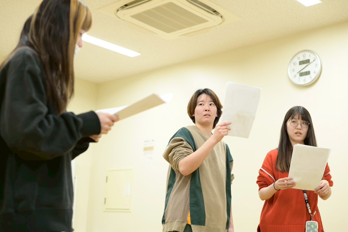 #海ねこ症候群 日々稽古‼️
超リメイクということですが、マジで全然違う！
今日までの稽古、ずっと意味わからなくてとても楽しいです。
初演見てる人も、今回初見の人もみんな楽しめますよ〜😈ぜひ観に来てください🌟

📸💬すげえ顔で見られてる
#プレイス2026

⬇️髙岡扱い
ticket.corich.jp/apply/432297/0…