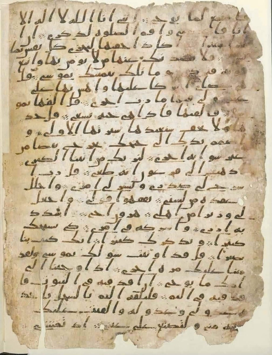 DrJamal11's tweet photo. مخطوطة برمنغهام تُعدّ من أقدم المخطوطات المعروفة للقرآن الكريم في العالم.
وقد أُجري لها فحص بالكربون المشع، فحدّد تاريخ كتابتها بين عامي 568 و645 ميلاديًا بدقة تبلغ 95.4%.
وُلد النبي محمد ﷺ عام 571م، وتوفي عام 632م،
ما يعني أن هذه المخطوطة كُتبت في زمنه أو بعد وفاته بفترة قصيرة جدًا.
وبعبارة أخرى، نحن أمام نص قرآني يعود إلى عصر النبوة.

لا يُعرف على وجه اليقين من كتب هذه المخطوطة،
وقد يكون أحد كتّاب الوحي، مثل:
علي بن أبي طالب،
عبد الله بن مسعود،
زيد بن ثابت،
أو معاوية بن أبي سفيان رضي الله عنهم جميعًا.
لكن المؤكد أن الخط متقن، واضح، وجميل بشكل مدهش.
ويُرجَّح بدرجة كبيرة أن هذه الصفحات كُتبت بإملاء من النبي ﷺ،
وبوحي من جبريل عليه السلام،
وبخط أحد كتّاب الوحي.
اكتشفت الباحثة Alba Fedeli المخطوطة أثناء دراستها لمجموعة من مخطوطات الشرق الأوسط ضمن بحث الدكتوراه.
وكانت عبارة عن صفحتين غير معروفتين من مصحف قديم.

وقد رتّبت لفحصهما في وحدة الكربون المشع بجامعة University of Oxford،
فجاءت النتائج مؤكدة لقدمها الاستثنائي.
كما صرّح أحد خبراء المخطوطات في British Library
أن الصفحتين مكتوبتان بخط حجازي جميل ومقروء،
ويرجع تاريخهما إلى زمن الخلفاء الراشدين الأوائل.
والخط الحجازي هو من أقدم أنماط الكتابة العربية،
وكان يُستخدم في كتابة المصحف في القرن الأول الهجري،
مما يجعل هذه الوثيقة من أقدم نسخ القرآن في العالم.
وقد بقيت المخطوطة محفوظة في مكتبة University of Birmingham لما يقارب قرنًا،
دون إدراك قيمتها الحقيقية،
حتى أُعيد تحليلها علميًا في السنوات الأخيرة.
ويؤكد الباحثون أن هذه المخطوطة كُتبت في عهد النبي ﷺ أو بعده بقليل،
وأنها أقدم نص قرآني موثّق حتى الآن.
أما البروفيسور David Thomas،
أستاذ اللاهوت في جامعة برمنغهام، فيقول:
إن الاختبارات تشير بقوة إلى أن الرق المستخدم يعود لحيوان كان حيًا في زمن النبي ﷺ أو بعد وفاته بوقت قصير،
مما يعني أن النص كُتب خلال أقل من عقدين بعد وفاته.
📖 السور والآيات الموجودة في المخطوطة

تحتوي المخطوطة على أجزاء من:
سورة الكهف: الآيات 17–23
سورة الكهف: الآيات 23–31
سورة مريم: الآيات 91–98
سورة طه: الآيات 1–13
سورة طه: الآيات 13–40