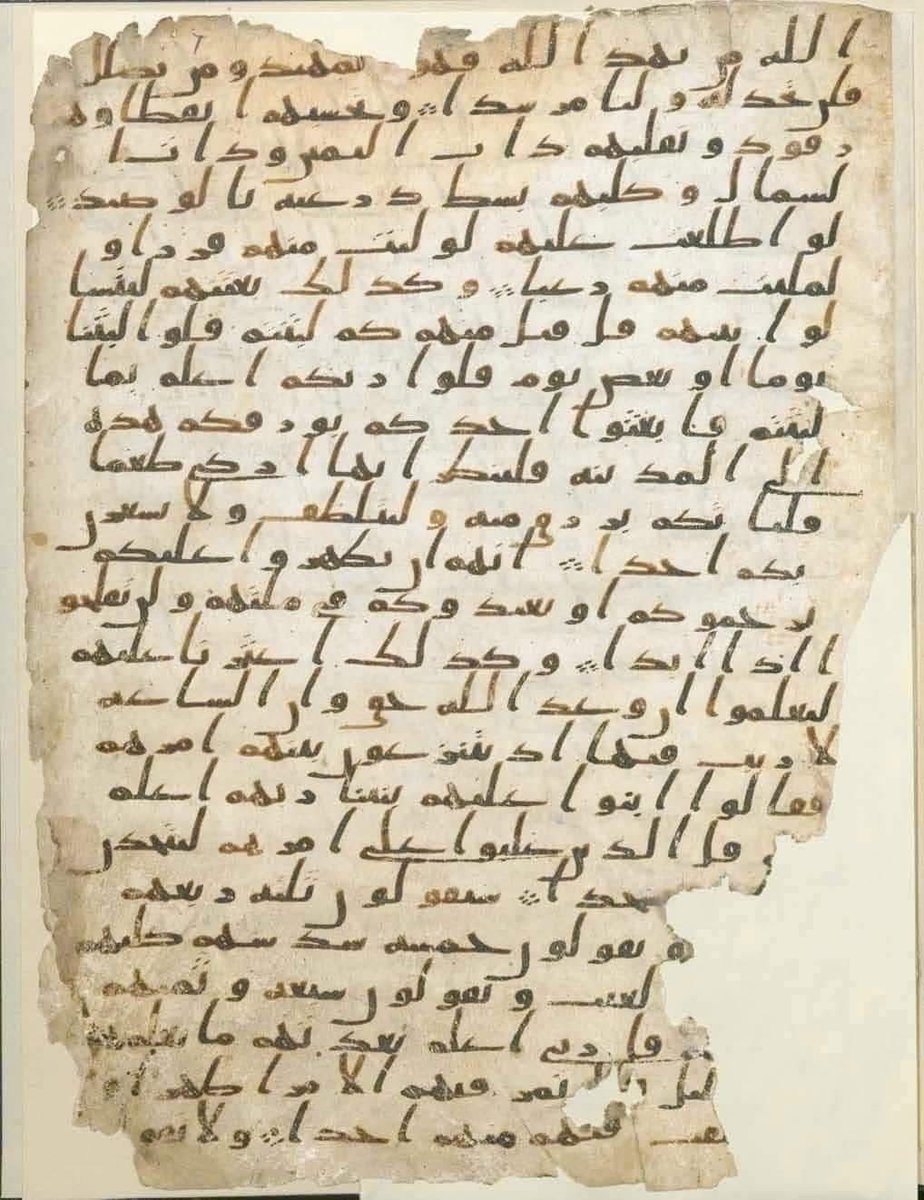 DrJamal11's tweet photo. مخطوطة برمنغهام تُعدّ من أقدم المخطوطات المعروفة للقرآن الكريم في العالم.
وقد أُجري لها فحص بالكربون المشع، فحدّد تاريخ كتابتها بين عامي 568 و645 ميلاديًا بدقة تبلغ 95.4%.
وُلد النبي محمد ﷺ عام 571م، وتوفي عام 632م،
ما يعني أن هذه المخطوطة كُتبت في زمنه أو بعد وفاته بفترة قصيرة جدًا.
وبعبارة أخرى، نحن أمام نص قرآني يعود إلى عصر النبوة.

لا يُعرف على وجه اليقين من كتب هذه المخطوطة،
وقد يكون أحد كتّاب الوحي، مثل:
علي بن أبي طالب،
عبد الله بن مسعود،
زيد بن ثابت،
أو معاوية بن أبي سفيان رضي الله عنهم جميعًا.
لكن المؤكد أن الخط متقن، واضح، وجميل بشكل مدهش.
ويُرجَّح بدرجة كبيرة أن هذه الصفحات كُتبت بإملاء من النبي ﷺ،
وبوحي من جبريل عليه السلام،
وبخط أحد كتّاب الوحي.
اكتشفت الباحثة Alba Fedeli المخطوطة أثناء دراستها لمجموعة من مخطوطات الشرق الأوسط ضمن بحث الدكتوراه.
وكانت عبارة عن صفحتين غير معروفتين من مصحف قديم.

وقد رتّبت لفحصهما في وحدة الكربون المشع بجامعة University of Oxford،
فجاءت النتائج مؤكدة لقدمها الاستثنائي.
كما صرّح أحد خبراء المخطوطات في British Library
أن الصفحتين مكتوبتان بخط حجازي جميل ومقروء،
ويرجع تاريخهما إلى زمن الخلفاء الراشدين الأوائل.
والخط الحجازي هو من أقدم أنماط الكتابة العربية،
وكان يُستخدم في كتابة المصحف في القرن الأول الهجري،
مما يجعل هذه الوثيقة من أقدم نسخ القرآن في العالم.
وقد بقيت المخطوطة محفوظة في مكتبة University of Birmingham لما يقارب قرنًا،
دون إدراك قيمتها الحقيقية،
حتى أُعيد تحليلها علميًا في السنوات الأخيرة.
ويؤكد الباحثون أن هذه المخطوطة كُتبت في عهد النبي ﷺ أو بعده بقليل،
وأنها أقدم نص قرآني موثّق حتى الآن.
أما البروفيسور David Thomas،
أستاذ اللاهوت في جامعة برمنغهام، فيقول:
إن الاختبارات تشير بقوة إلى أن الرق المستخدم يعود لحيوان كان حيًا في زمن النبي ﷺ أو بعد وفاته بوقت قصير،
مما يعني أن النص كُتب خلال أقل من عقدين بعد وفاته.
📖 السور والآيات الموجودة في المخطوطة

تحتوي المخطوطة على أجزاء من:
سورة الكهف: الآيات 17–23
سورة الكهف: الآيات 23–31
سورة مريم: الآيات 91–98
سورة طه: الآيات 1–13
سورة طه: الآيات 13–40