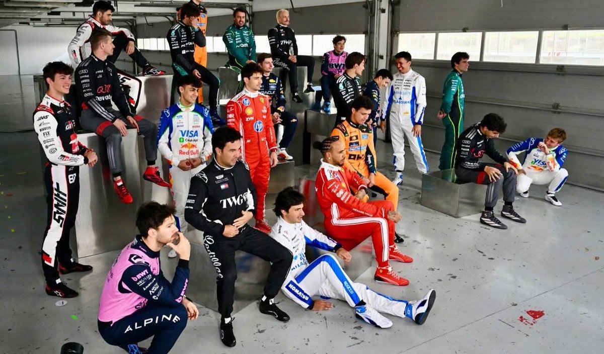 Otra perspectiva de la foto oficial de la parrilla 2026, este año será cine 🚬 

#F1 #F1Testing