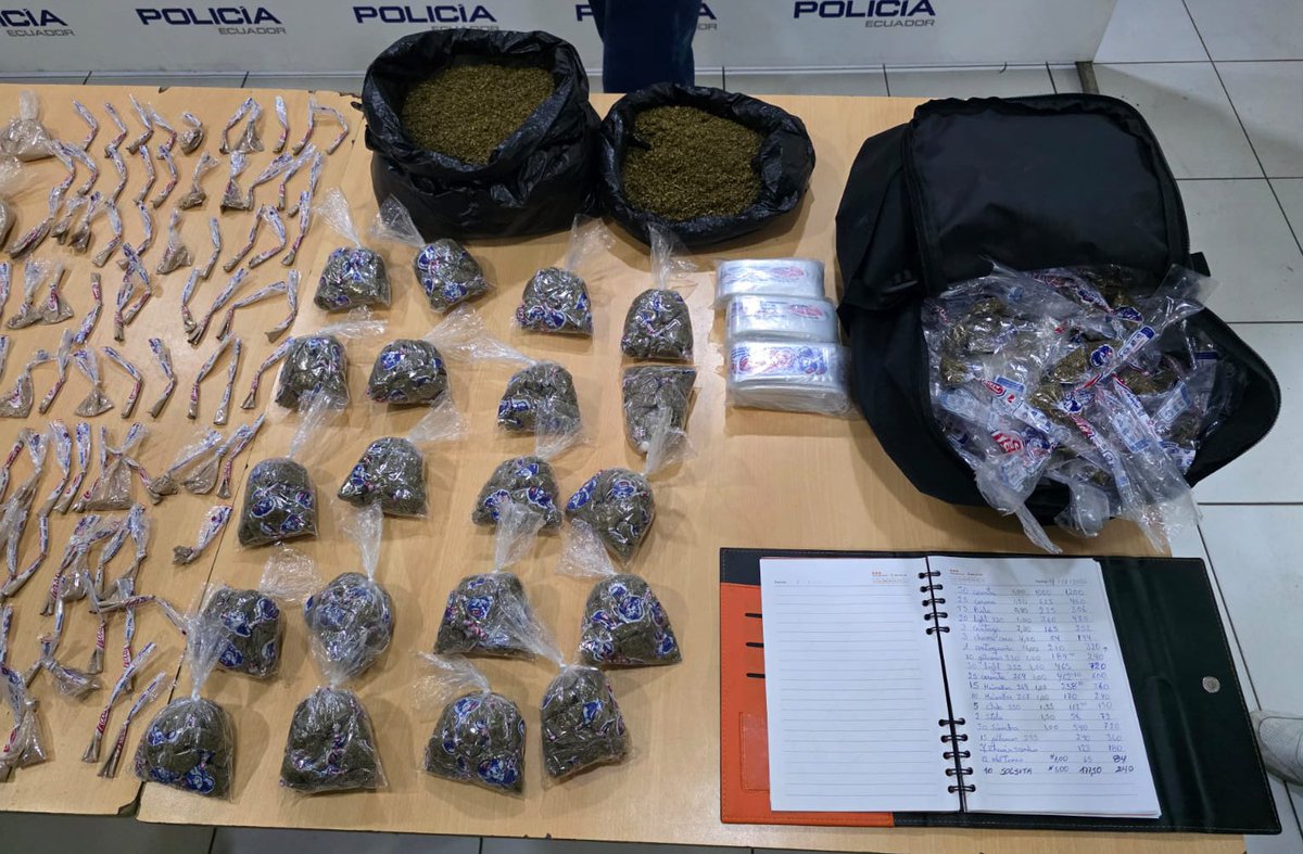 JohnReimberg's tweet photo. DURÁN

SEIS PERSONAS APREHENDIDAS EN FLAGRANCIA CON 6 KILOS DE DROGA 

La Policía Nacional apresó en el sector de La Herradura luego de realizar algunos allanamientos en el sector. Los delincuentes además tenían motocicletas robadas, prendas de vestir tipo policiales y 03 celulares; insumos que utilizaban a para efectuar extorsiones, robos y tráfico de drogas. 

INDICIOS

- 02 Kilos de Marihuana
- 01 Kilo de Heroína 
- 03 Kilos de Pasta Base
- 03 Motocicletas 
- 06 Terminales moviles
- 03 Prendas policiales

Cero impunidad. Seguimos trabajando.
